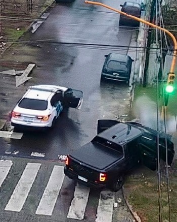 Seis ladrones robaron una camioneta, escaparon 15 kilómetros y destruyeron un semáforo