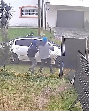"Giles, anti chorros”: atacaron a una mujer para robarle el auto y luego amenazaron en redes