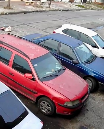 Golpeaban a su marido para robarle el auto, la mujer enfrentó a los ladrones y les tiró una botellazo 