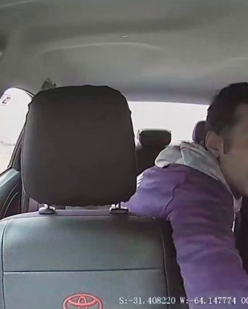 "Te voy a meter una puñalada": fingió ser pasajero y asaltó a un chofer de Uber 