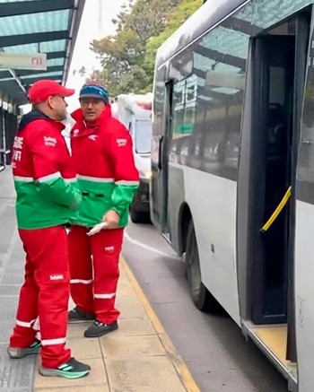 Atacó a piedrazos un colectivo en la 9 de Julio y destrozó la ventanilla: tres pasajeros heridos