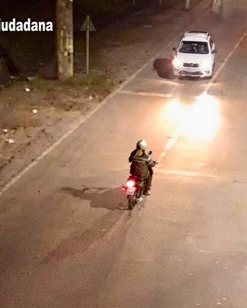 Giró a la izquierda con el auto, embistió a una motociclista y golpeó su cabeza contra el asfalto