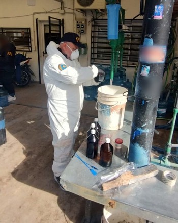Clausuraron tres plantas clandestinas de agua envasada y secuestraron 600 bidones