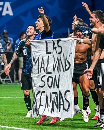 “Las Malvinas son argentinas”: el festejo argentino frente a Inglaterra, la reflexión de Scaloni, el análisis de Messi y la emoción de Lautaro Martínez