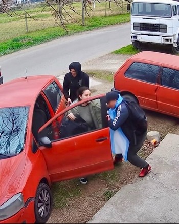 Disfrazados de hinchas le pegaron un culatazo a una docente y le robaron el auto