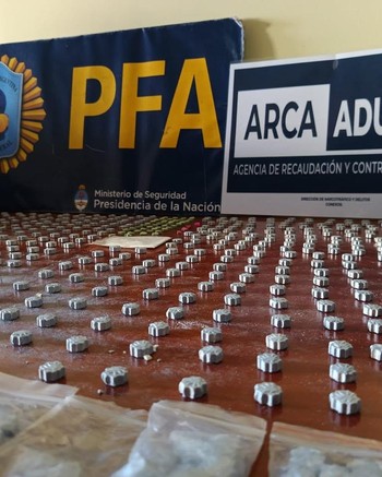 Descubrieron a una “mula” paraguaya subiendo a un avión con 7 kilos de cocaína escondidos en paquetes de snacks
