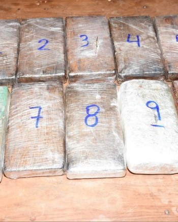 Modificó el apoya pies de la moto para esconder 10 ladrillos de cocaína