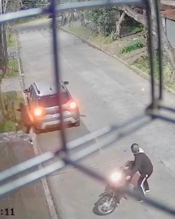 Quisieron robarle el auto, escapó con la llave en la mano y los motochorros dispararon