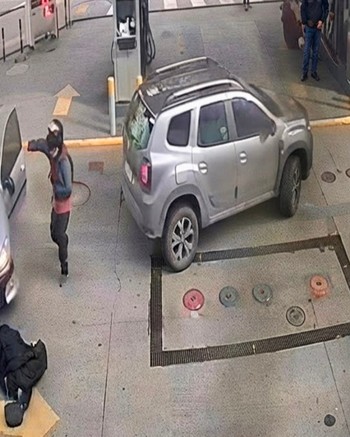 Manejaba con una licencia trucha, chocó y atropelló a dos personas: a una la arrastró varios metros
