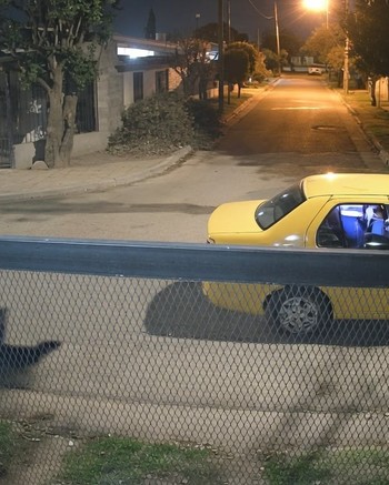 Un taxista creyó que le iban a robar, aceleró y arrastró una cuadra a un pasajero con discapacidad