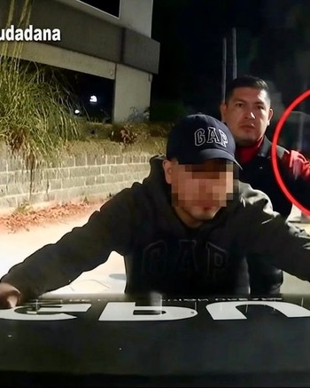 Se asomó a la puerta de su casa y vio a un hombre encapuchado, armado y con actitud sospechosa