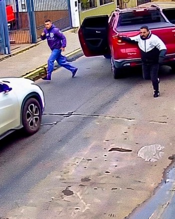 Lo esperaron a la salida del banco, le cruzaron dos camionetas y le robaron el dinero a mano armada