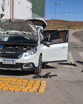 Una familia llevaba droga de Salta a Jujuy y les secuestraron 61 kilos de cocaína en el auto