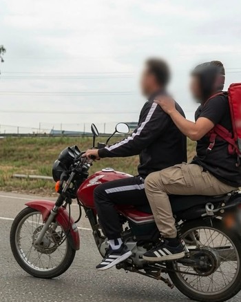 Policías disfrazados de delivery detuvieron a tres narcos y encontraron cocaína en las paredes
