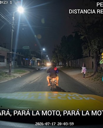 Robaron una moto en una estación de servicio y un patrullero los chocó para tirarlos del vehículo