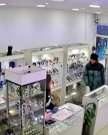 Asaltaron una joyería, encerraron a la empleada y se llevaron cadenas de oro, relojes y alhajas
