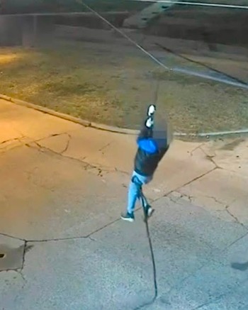 Se colgó del tendido eléctrico, quiso robar cables cortándolos con un cuchillo y casi se cae 