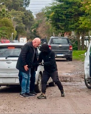 Asaltantes armados hicieron dos entraderas y robaron varios autos en una sola mañana