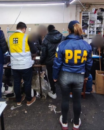 Eran explotados las 24 horas, a persiana cerrada y en negro: rescataron a 16 personas de un taller textil clandestino