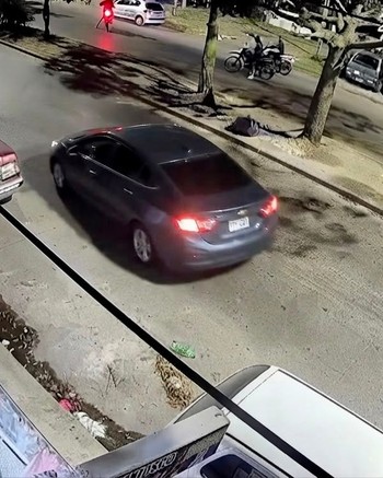 Se tiró de la moto para salvar su vida y los ladrones lo persiguieron a los tiros para robarle