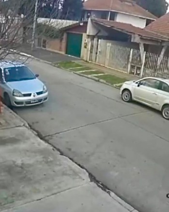 Le apuntaron a la cabeza para robarle el auto: no sabían arrancarlo y la víctima tuvo que enseñarles 