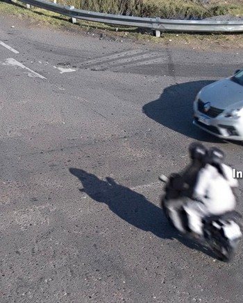 Un auto embistió de lleno a una moto y dos jóvenes volaron por el aire: un herido 