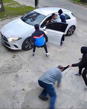 Robaron un Mercedes Benz, chocaron en una persecución a los tiros y el auto se prendió fuego 