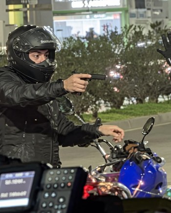 Vio que intentaban robar una moto a mano armada, los enfrentó con su camioneta y los ladrones dispararon