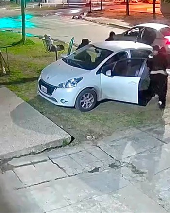 La asaltaron entre cinco, el esposo quedó paralizado por la situación y les robaron el auto