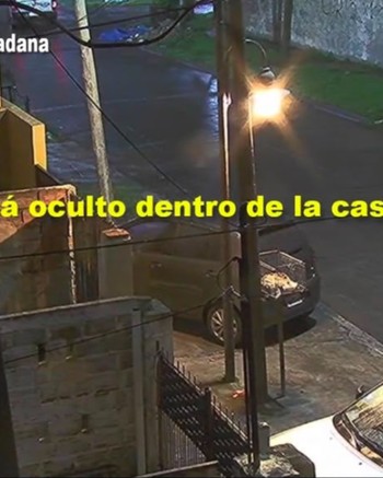 Aprovecharon la madrugada y la lluvia para entrar a robar a una casa pero los estaban vigilando por las cámaras
