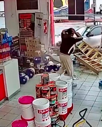 Un giro en “U” provocó un desastre: fuera de control, un auto se estrelló contra una pinturería
