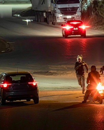 Cuatro ladrones corrieron de frente hacia una mujer y la tiraron de la moto para robársela