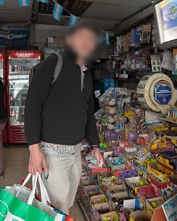 Un ladrón de 22 años con 21 antecedentes robó 1200 dólares en una casa y cayó en un kiosco