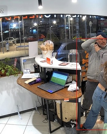 "¡Salí, soltame!": atacó a la empleada para robar una heladería, ella se defendió y lo tumbó