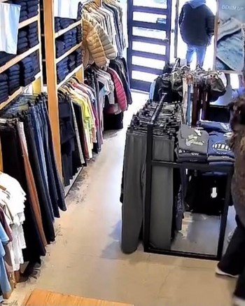 Falso cliente amenazó a la empleada de un local para robarle la recaudación y la encerró en el baño 