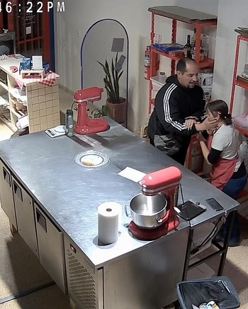 Entró a robar a una pastelería, le clavó un cuchillo a la empleada en el cuello y la abusó 