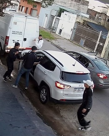 Un jubilado de 76 años estacionaba su camioneta y lo emboscaron a mano armada para robársela