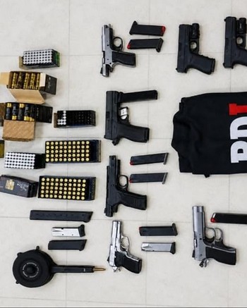 Tirotearon una casa y al allanarlos descubrieron que tenían un set de 12 pistolas tácticas de la policía