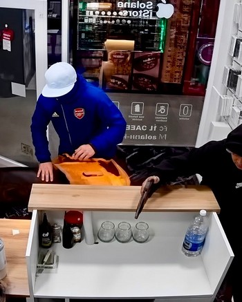 Pánico en una galería: asaltaron un local de celulares a mano armada y amenazaron a todos