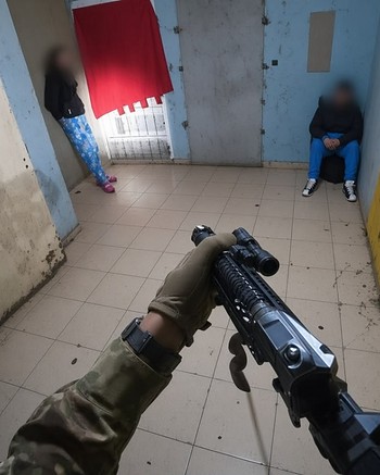 Llegó la policía, tiraron la droga por la ventana y la jefa tenía tobillera: secuestraron 1.700 dosis