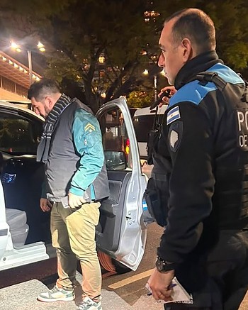 Iba en una camioneta sin patente, estaba armado y la persecución terminó frente a la embajada de EE.UU.