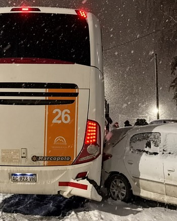 Un micro con egresados perdió el control por la nieve y chocó siete autos en Bariloche