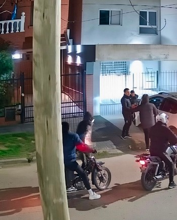 “Pegale un tiro”: tenía a su hijo de 4 años en brazos y les apuntaron para robarles el vehículo