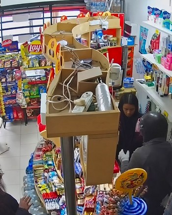 Usando cascos, guantes y un revólver, motochorros con antecedentes asaltaron tres comercios en un mes