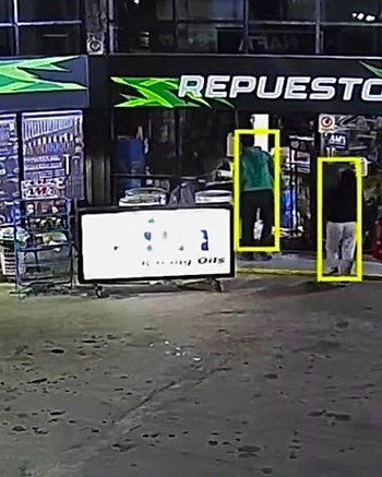 "¡Cómo te cabió por un celular!”: les robó, lo corrieron y terminó destrozando la puerta de un comercio