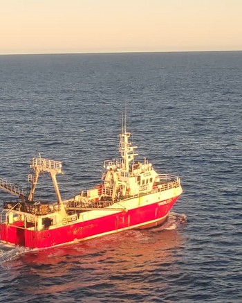 Tuvo un infarto a 194 kilómetros de  la costa y Prefectura lo rescató en una arriesgada maniobra con helicóptero