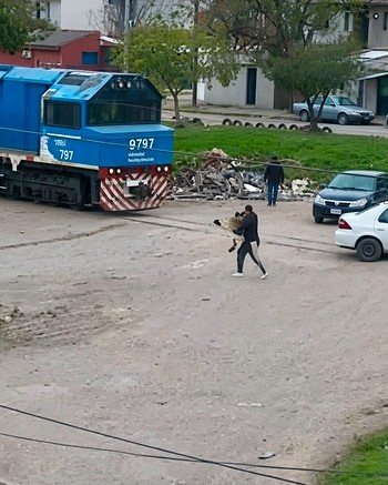 Se les paró el auto en medio de la vía y sacaron a dos nenes un segundo antes de que los choque el tren