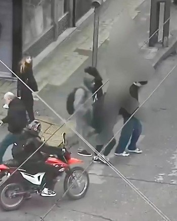 Manejaba una moto robada, hizo una vuelta en “U” para escapar y terminó chocando