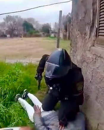 Tiene 15 años, escapaba en una moto robada y se estrelló contra el cordón en una persecución