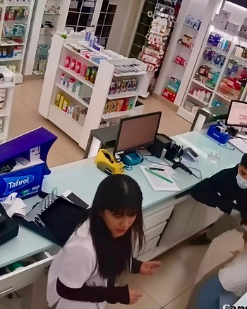 Simularon ser clientes, atacaron a las empleadas de una farmacia y robaron la recaudación